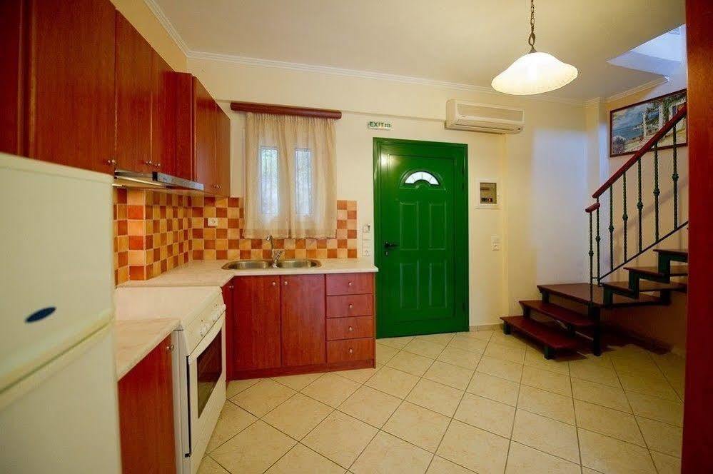 Aparthotel Oasis Exclusive à Parga Extérieur photo